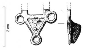 FIB-41085 - Fibule émailléebronzeTPQ : 100 - TAQ : 275Fibule dont le pied se compos d'un triangle et de trois disques, tous émaillés; corps ajouré.