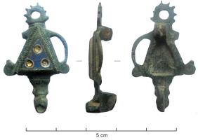 FIB-41195 - Fibule émailléebronzeTPQ : 100 - TAQ : 260Fibule émaillée au corps triangulaire, accosté de part et d'autre d'arcs évidés ; au sommet, anneau crénelé ou couronne; pied en forme de bouton émaillé.