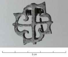 FIB-41255 - Fibule circulaire à trompettesbronzeFibule composée d'une hache inscrite dans un motif circulaire ajouré, composé d'une suite de trompettes plates; articulation à ressort sur plaquettes.