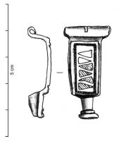 FIB-41328 - Fibule émailléebronzeTPQ : 70 - TAQ : 150Arc en forme de plaque rectangulaire allongée, avec une succession de loges triangulaires émaillées, disposées tête-bêche, dans un cadre mouluré; pied en forme de bouton mouluré ou tête d'animal.