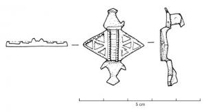 FIB-41397 - Fibule symétrique émaillée bronzeTPQ : 100 - TAQ : 250Fibule à corps losangique transversal, avec un bouton à droite et à gauche ; le losange central se décompose en deux triangles adossés, séparés par une ligne ondée et creusés de trois ou quatre loges d'émail triangulaires chacun; pied et tête en simples boutons moulurés.
