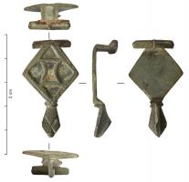 FIB-41442 - Fibule émailléebronzeFibule à charnière dont le corps losangique est creusé de 5 loges d'émail séparées par un motif central rectangulaire à longs côtés concaves ; pied en tête de reptile plus ou moins stylisée, charnière tubulaire.