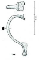 FIB-41507 - Fibule d'Aucissa à section ovale à semi-circulairebronzeTPQ : 1 - TAQ : 120Fibule à charnière repliée sur l'extérieur, tête simple, ornée d'échancrures latérales, les bandeaux supérieurs et inférieurs peuvent ou non être guillochés. L'arc adopte la forme d'une Aucissa classique mais diffère dans sa section: celle-ci est ovale ou semi-circulaire, souvent épaisse, avec un décor absent ou limitée à un sillon longitudinal. 