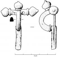 FIB-41534 - Fibule cruciformebronzeTPQ : 330 - TAQ : 410Fibule en arbalète. Le bras peut être de section rectangulaire, trapézoïdal ou hexagonal. Les bulbes situés à ses extrémités ont la forme d'oignons, non facettés, plus larges que long. L'arc, de section aussi large ou légèrement plus fin que le pied peut faire l'objet d'un décor central. Le pied, toujours plus long que l'arc, présente un décor de volutes latérales.