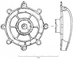 FIB-41883 - Fibule circulaire émailléebronzeFibule circulaire composée d'une couronne externe émaillée, bordée de disques également émaillés, reliée par des bras rectilignes (rayons) à un disque central ; au revers, articulation à charnière sur deux plaquettes.