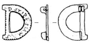 FIB-41887 - Fibule en forme de lettre : DbronzeFibule en forme de lettre D; pourtour guilloché, objet étamé, portant parfois une inscription.
