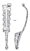 FIB-4205 - Fibule à charnièrebronzeTPQ : 20 - TAQ : 80L'arc est divisée en deux parties : près de la charnière, une zone aux bords parallèles, pourvue de trois cannelures guillochées et d'une série de protubérances latérales alignées sur les bords; vers le pied (trapézoïdal ou triangulaire), zone lisse avec souvent un décor poinçonné; moulures entre les deux zones; fibules fréquemment étamées.