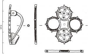 FIB-4302 - Fibule circulaire émailléebronzeFibule de forme non circulaire,  mais de composition rayonnante, sur plan carré : 4 cercles décorés de pâte de verre ou de millefiori sont identiques 2 par 2 (symétriquement) et délimitent un centre à 4 côtés concaves, également orné de millerfiori.
