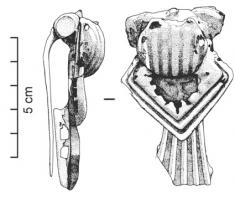 FIB-4373 - Fibule-chardon à plaque losangique (F.16b1)bronzeFibule à arc cannelé, épais, plaque losangique ornée de filets sur lesquels vient se poser une collerette ajourée recourbée vers l'appui de l'arc ; pied en 