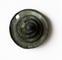 FIB-4413 - Fibule coniquebronzeTPQ : 100 - TAQ : 300Fibule conique, à charnière, dont la partie centrale présente un profil en gradins soulignés par des moulures.