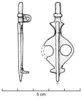 FIB-4510 - Fibule skeuomorphe : lance de bénéficiairebronzeTPQ : 1 - TAQ : 300Fibule en forme d'armature de lance de bénéficiaire; flamme foliacée avec nervure médiane, perforée ou non sur les parties planes.