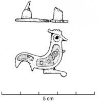 FIB-4530 - Fibule zoomorphe : coqbronzeTPQ : 120 - TAQ : 300Coq à droite, œil rond, le corps et la queue creusés de deux loges d'émail allongées avec des inclusions de verre.