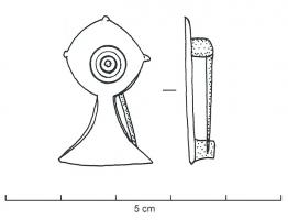 FIB-4537 - Fibule géométrique platebronzeTPQ : 40 - TAQ : 70Fibule plate, dont la charnière disposée au revers comporte deux plaquettes coulées reliées par un axe en fer. Variante associant un cercle et une base en forme de queue d'aronde, la base du disque ornée de petits fleurons; sur le disque, des cercles concentriques avec un motif perlé.