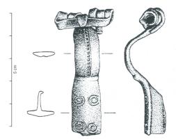 FIB-4611 - Fibule de type Augenfibel, var. prussiennebronzeFibue à arc plat, bords parallèles, interrompu par un angle; le décor d'une ligne longitudinale de ponctuations est alors remplacé par 4 ocelles; ressort à corde externe et griffe.