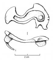 FIB-4632 - Fibule zoomorphe : dauphinbronzeFibule en forme de dauphin schématisé, le corps renflé cvers la tête avec un aileron dorsal bien indiqué. Le corps serpentiforme est creusé d'une grande loge d'émail, d'où émerge l'œil en réserve.