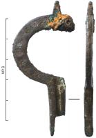 FIB-4659 - Fibule en arbalètebronzeFibule cruciforme à charnière, à arc épais de section rectangulaire. Le bras transversal ne porte pas de boutons terminaux. Le pied est assez court, simplement orné de lignes transversales.
