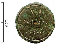 FIB-4695 - Fibule inscritebronzeFibule circulaire, ornée d'un filet gravé sur le pourtour délimitant un disque lisse avec inscription ponctuée; étamage; charnière à une seule plaquette, sans doute pour ressort court en fer sur axe.