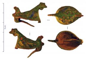 FIB-4723 - Fibule zoomorphe : coqbronzeTPQ : 100 - TAQ : 300Broche à corps ovale en léger relief, seule la tête et la queue (surmontant un anneau) sont en ronde-bosse; le corps est creusé de nombreuses loges d'émail imbriquées pour figurer le plumage.