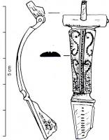 FIB-4839 - Fibule à charnièrebronzeFibule à arc bipartite, caracterisé par une rainure médiane du côté de la tête; décor poinçonné sur les deux rampants de l'arc; pied triangulaire lisse, terminé par un bouton mouluré.