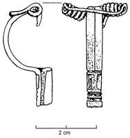 FIB-4949 - Fibule en arbalètebronzeFibule dont le corps possède des bords parallèles; la tête est repliée vers l'interieur, pour recevoir une tige transversale support d'un large ressort; le pied est court, souvent à bords biseautés