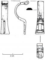 FIB-4950 - Fibule en arbalètebronzeFibule à pied court, de forme trapézoïdale, souvent orné d'échancrures biseautés; la tête est repliée vers l'interieur pour recevoir une tige servant de support à un large ressort bilatéral.