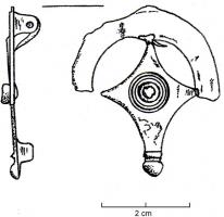 FIB-4972 - Fibule géometrique platebronzeFibule étamée, losangique à bords concaves, une plaque en demi-cercle du côté de la tête; le pied possède un bouton mouluré; décor central de cercles concentriques (au fil de cuivre sur l'exemplaire avenchois).
