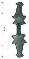 FIB-5019 - Fibule symétrique anséebronzeFibule symétrique ansée, à arc étroit; extrémités scutiformes étirées, lisses, avec des excroissances anguleuses.