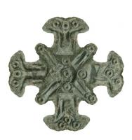 FIB-6103 - Fibule cruciformebronzeFibule dont le corps central, carré et marqué d'une croix incisée oblique, est prolongé sur les côtés par des bras formant une croix pattée; décor excisé et cercles oculés.