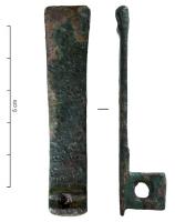 FMC-4031 - Moraillon de coffretbronzeMoraillon en bronze coulé, rectangulaire et rectiligne, base légèrement rétrécie, simplement orné de petits points frappés sur toute la surface. 