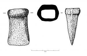 HCH-2003 - Hache à douille : type launacienbronzeTPQ : -800 - TAQ : -475Petite hache trapue à douille à douille quadrangulaire, surmontée par un bourrelet; flancs concaves; sans anneau ni décor.
