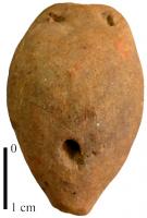 HOC-3002 - Hochetterre cuiteHochets en terre cuite ayant la forme d'une amphore, présentant une cavité interne contenant de petits grains. Au bas de la panse, un petit trou a été aménagé.