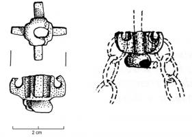 IND-4049 - Couronnement à œilletsbronzeObjet perforé transversalement, avec sur le pourtour 4 appendices recourbés d'un côté pour former des œillets (possibles suspensions de châinettes).