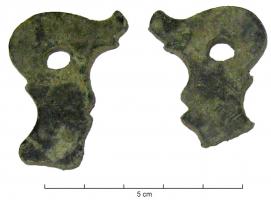 IND-4063 - Objet à identifierbronzePlaque massive aux contours découpés, partie latérale percée.