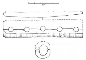 IND-4234 - Charnon (?) à 5 perforationsosTube tourné, ouvert aux deux extrémités, avec un motif de moulures plates régulièrement disposé sur toute la longueur, et une ligne de 5 perforations juxtaposées. L'une des extrémités comporte à l'angle externe un redan pour emboîtement.