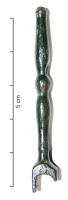 IND-4355 - Objet à identifierbronzeTPQ : 1 - TAQ : 400Manche constitué de deux balustres opposés, servant à manipuler un objet fixé sur une sorte d'étrier.