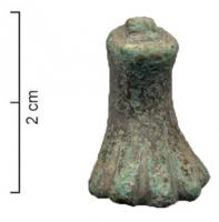 IND-6011 - Pied zoomorphe rivetébronzeTPQ : 1000 - TAQ : 1400Pied évoquant sommairement une patte animale, évasée vers le bas ; rivet sommital.