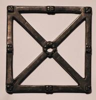 IND-9085 - Objet à identifierbronzeGrand cadre carré avec des entretoises entre les angles ; au centre, œillet circulaire de faible diamètre.