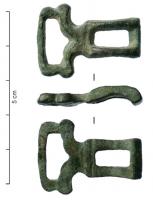 IND-9133 - Attache à bélièrebronzeAttache constituée d'un assemblage rigide de deux bélières perpendiculaires; l'une est plate et accostée d'ergots, l'autre plus allongée montre un profil courbe.