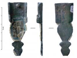 IND-9140 - Objet indéterminé (ferret ?)bronzeTPQ : 1200 - TAQ : 1800Objet allongé prévu pour s'emboîter sur un élément plat, et sécurisé par un rivet ; base découpée (ferret de ceinture ?)