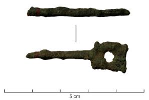 IND-9144 - Objet à identifierbronzeObjet cassé pouvant ressembler à une petite clé avec une tête carrée, percée et des petites boules aux coins, à l'autre extrémité possibilité de petits éperons ? 