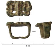 JHA-9001 - Passant de harnaisbronzePassant rectangulaire, à décor moulé et ajouré symétrique de part et d'autre d'une ligne perlée médiane; anneau ouvert par dessous.