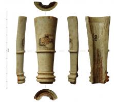 LIT-4017 - Plaquage de pied de litosPlaquage tubulaire, évasé dans sa partie supérieure, en os, avec des reliefs sur son extrémité inférieure et sur sa partie centrale.