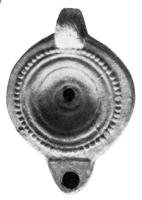 LMP-4045 - Lampe Loeschcke VIIIterre cuiteLampe à bec rond; disque sans décoration; anse  percée; épaule ornée de globules en relief, bec défini par un trait horizontal.