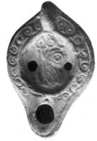 LMP-4053 - Lampe corinthienne tardive : Athénaterre cuiteLampe à bec rond; disque décoré d'Athéna à gauche; anse non percée; épaule ornée d'oves imprimés.