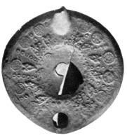 LMP-4072 - Lampe corinthienne tardiveterre cuiteLampe ronde; disque décoré de motifs illisibles; épaule décorée de plusieurs motifs répétés: palmettes, disques, chaînettes; bec intégré dans le réservoir et l'épaule. Petite anse conique non percée.