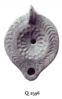 LMP-41119 - Lampe Loeschcke VIII : Rosette terre cuiteLampe ronde court bec. Feuille de palme incisée sur l'épaule. Médaillon orné d'une rosette.