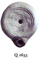 LMP-41152 - Lampe Loeschcke VIII Couronneterre cuiteTPQ : 100 - TAQ : 225Lampe ronde à bec rond cordiforme. Médaillon décoré d'une couronne de feuilles de vigne.