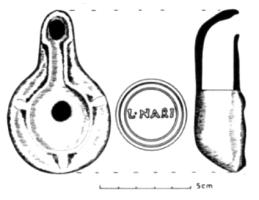 LMP-42444 - Lampe de firme : L.NARIterre cuiteTPQ : 100 - TAQ : 150Lampe moulée sans anse: le réservoir circulaire est de profil biconvexe asymétrique; bandeau penché vers l'extérieur portant deux ou trois tenons rectangulaires non percés, sur l'axe horizontal. Disque en cuvette profonde bordée par un bourrelet continu. Bec long au petit canal non communiquant avec le disque, chanfeiné sur les côtés. Base circulaire plate en creux limitée par deux anneaux concentriques enfermant l'estampille moulée L.NARI en relief. Engobe rouge brique peu adhérent.