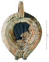 LMP-42718 - Lampe Loeschcke V : coquillageterre cuiteTPQ : 50 - TAQ : 150Lampe à bec à ogive et volutes intégrées dans l'épaule; anse moulurée; disque orné d'une coquille saint-Jacques.