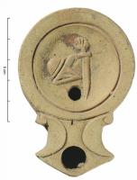 LMP-42748 - Lampe Loeschcke IC : Equipement de gladiateurterre cuiteTPQ : 50 - TAQ : 100Lampe moulée, sans anse. Réservoir circulaire de profil convexe. Bandeau étroit plat. Disque en profonde cuvette, limité par un sillon concentrique, décoré d'un casque et d'un glaive de gladiateur. Bec triangulaire à deux volutes simples se poursuivant sous le bec. Base plate circulaire limitée par un sillon. Engobe gris foncé.
